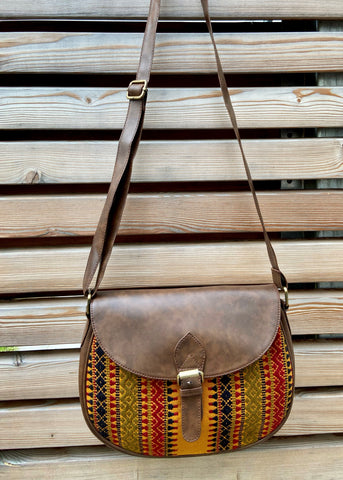 flap crossbody handbag in woven pattern 2
